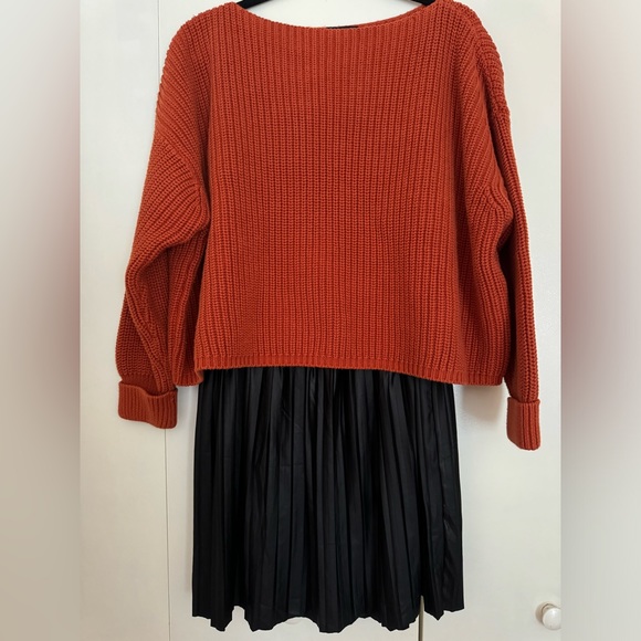 Basic black pleated skirt - Picture 2 of 5